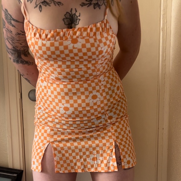 Flattering Orange Checker Flower Power Cute Mini Dress w/Leg Slits & Ruffle Bust - Picture 6 of 10